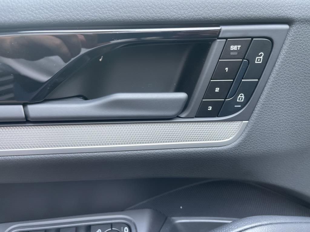 Certified 2025 Porsche Cayenne AWD/4WD image 25