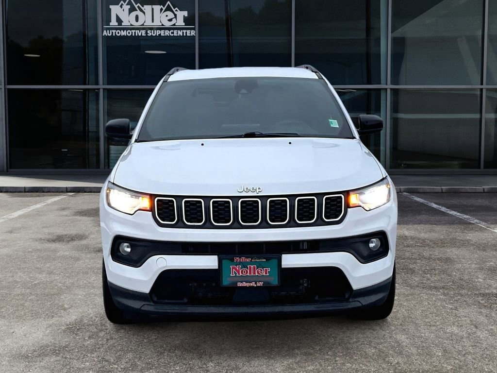 Used 2024 Jeep Compass Latitude image 3