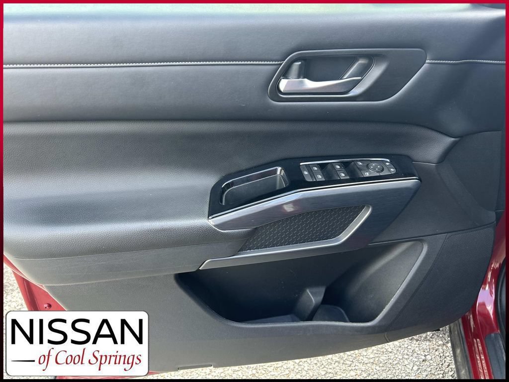 Used 2023 Nissan Pathfinder SL AWD/4WD image 18