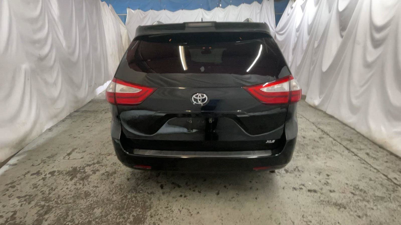 Used 2018 Toyota Sienna XLE FWD image 8
