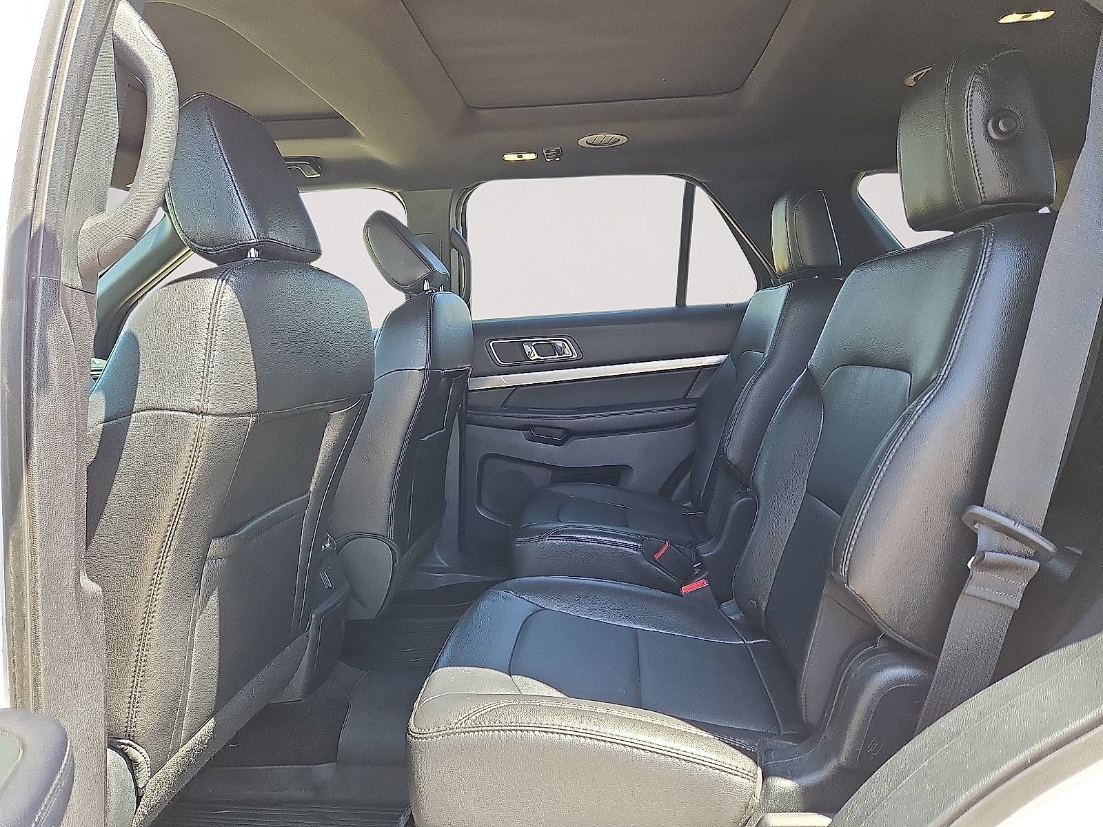 Used 2018 Ford Explorer XLT w/ Equipment Group 202A AWD/4WD image 17