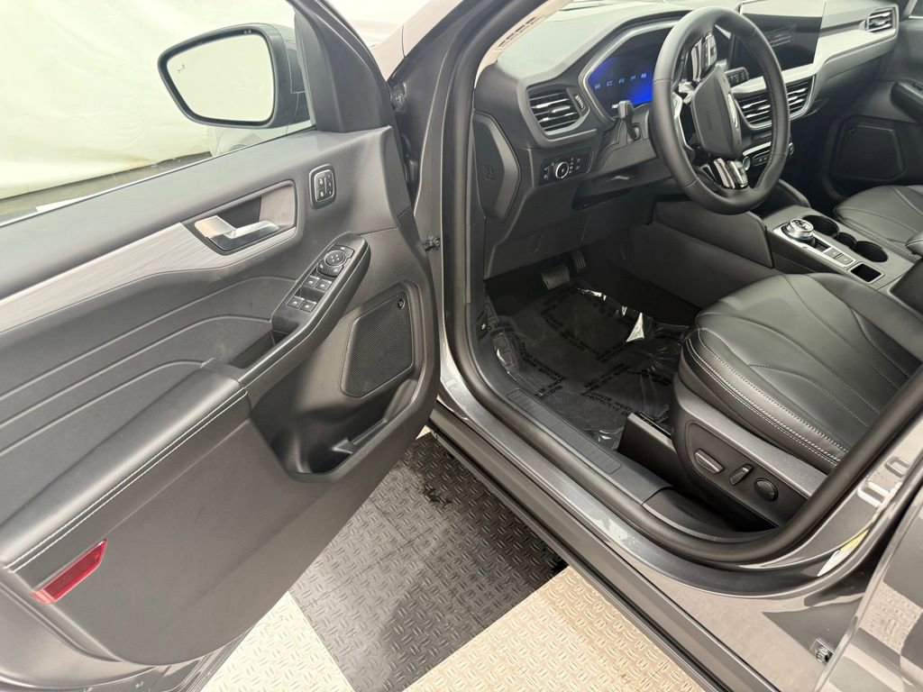 New 2025 Ford Escape SE w/ PHEV Premium Package image 28