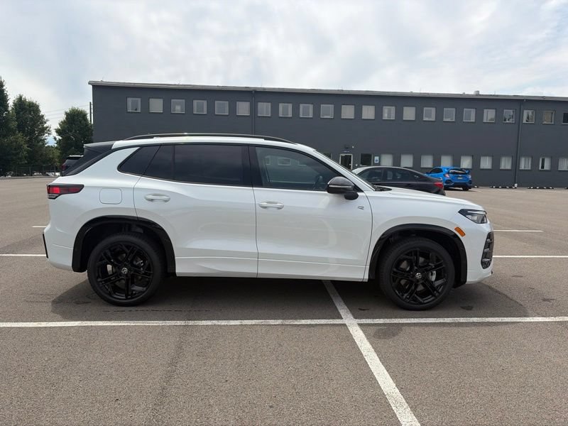 New 2026 Volkswagen Tiguan SE R-Line AWD/4WD image 2