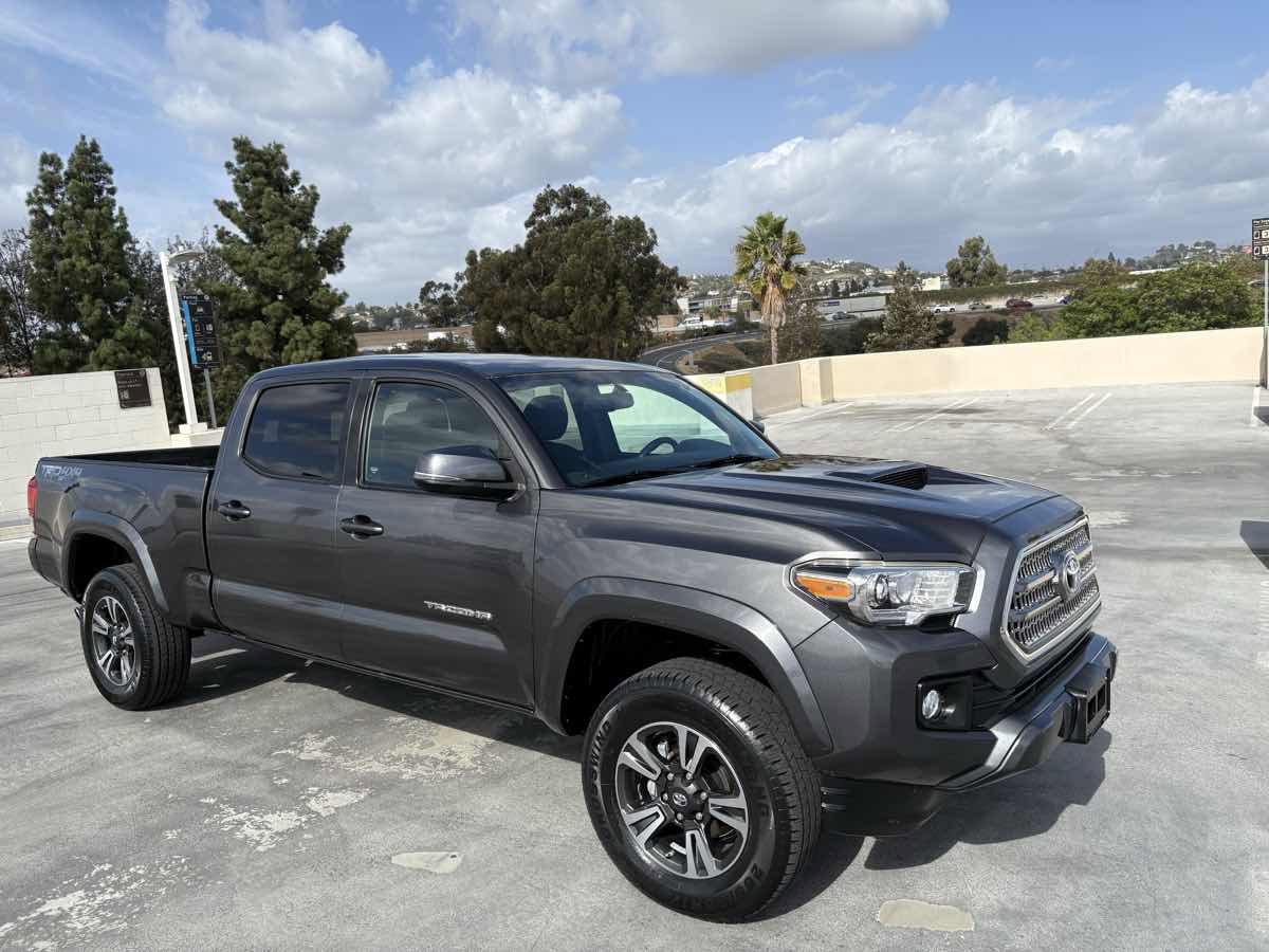 Used 2017 Toyota Tacoma TRD Sport image 43