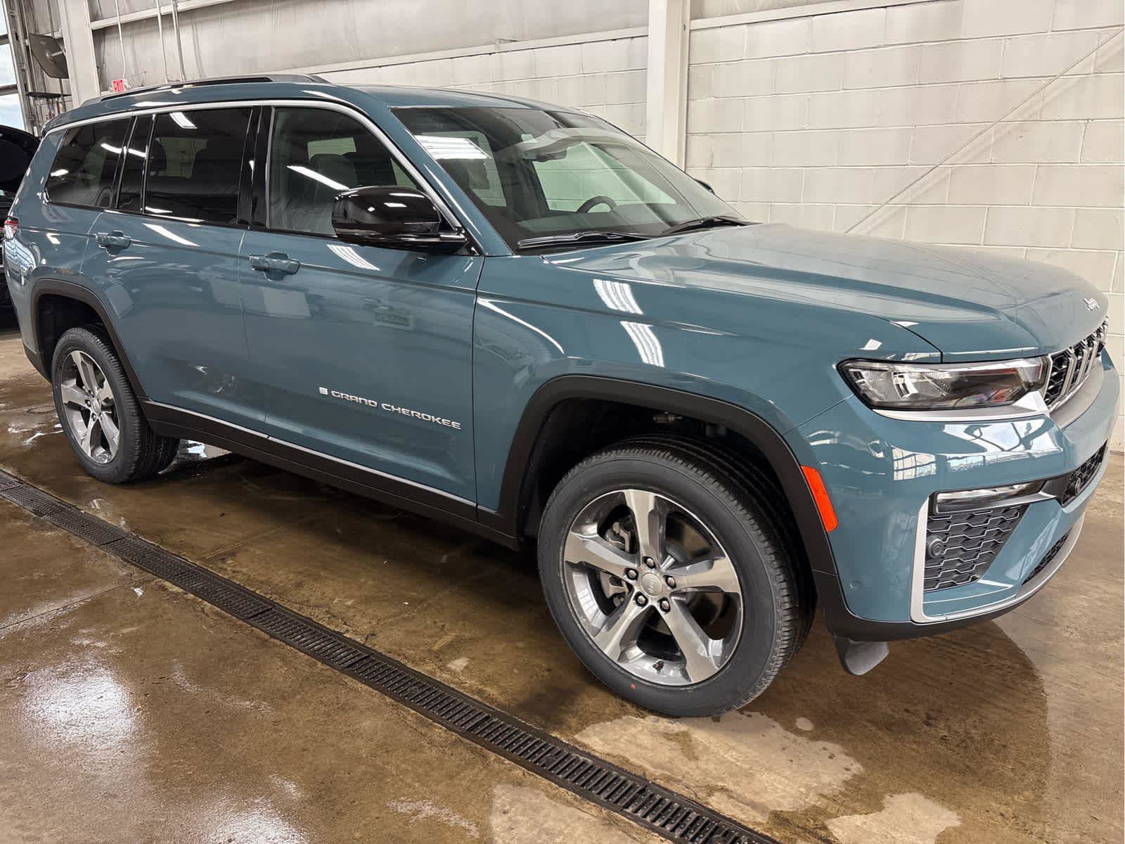 New 2026 Jeep Grand Cherokee L Limited w/ Luxury Tech Group II image 2