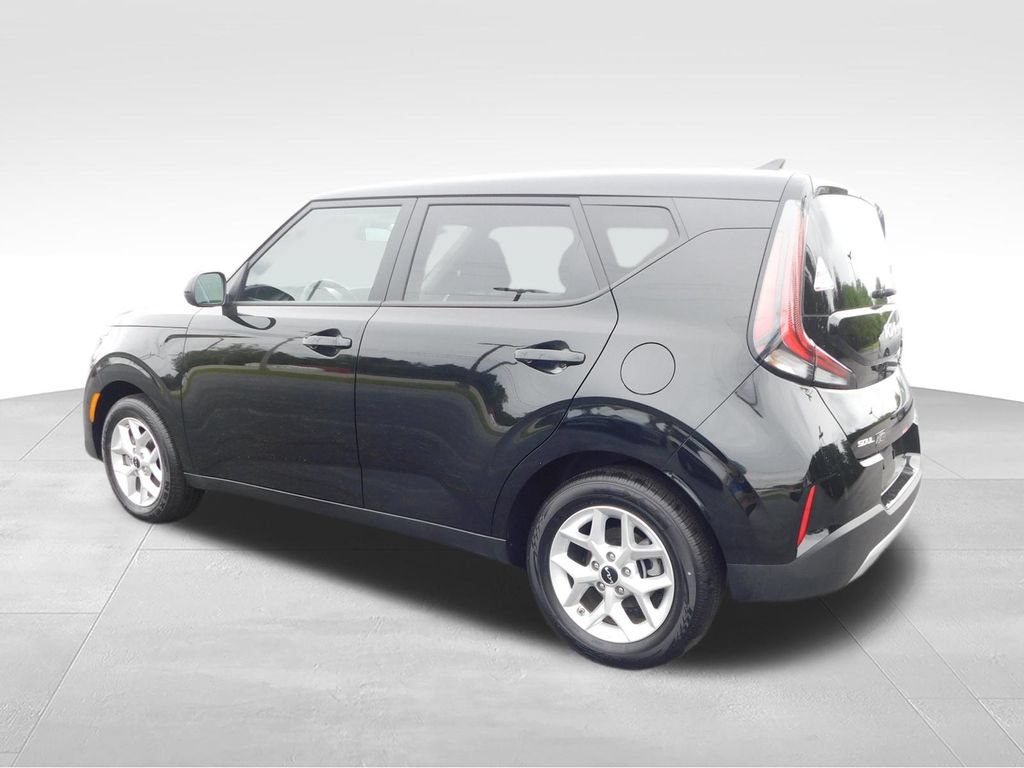 Used 2025 Kia Soul LX w/ LX Technology Package FWD image 5