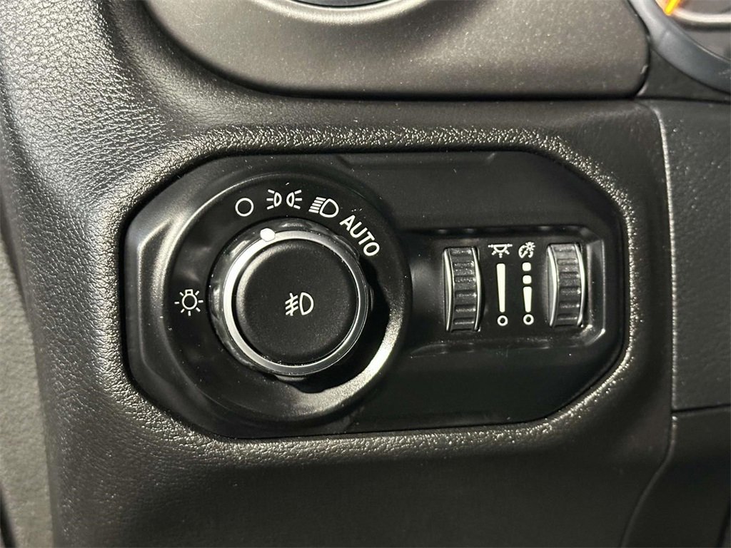 Used 2018 Jeep Wrangler Unlimited Sahara image 27
