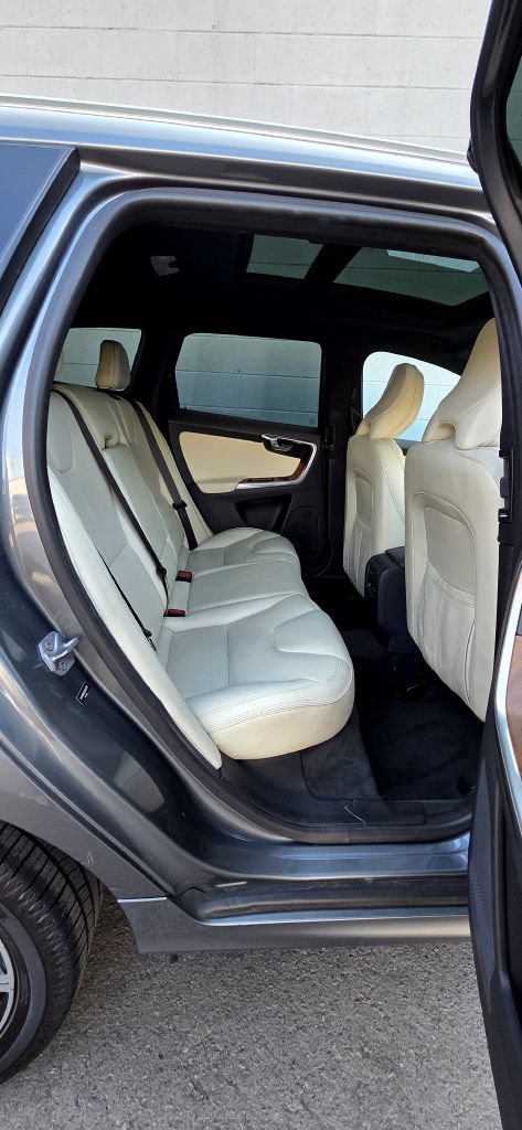 Used 2016 Volvo XC60 T6 Platinum w/ Inscription Package AWD/4WD image 9
