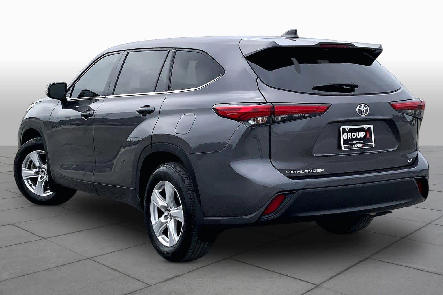 Used 2022 Toyota Highlander LE FWD image 12