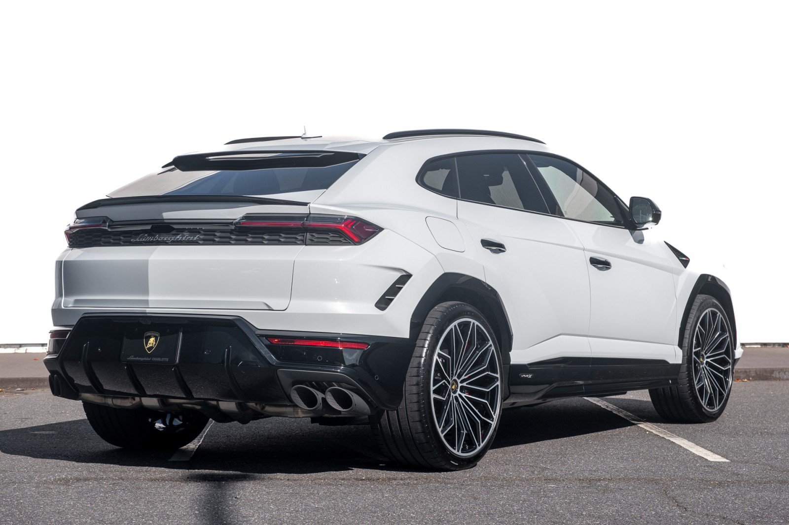 Used 2025 Lamborghini Urus SE AWD/4WD image 3