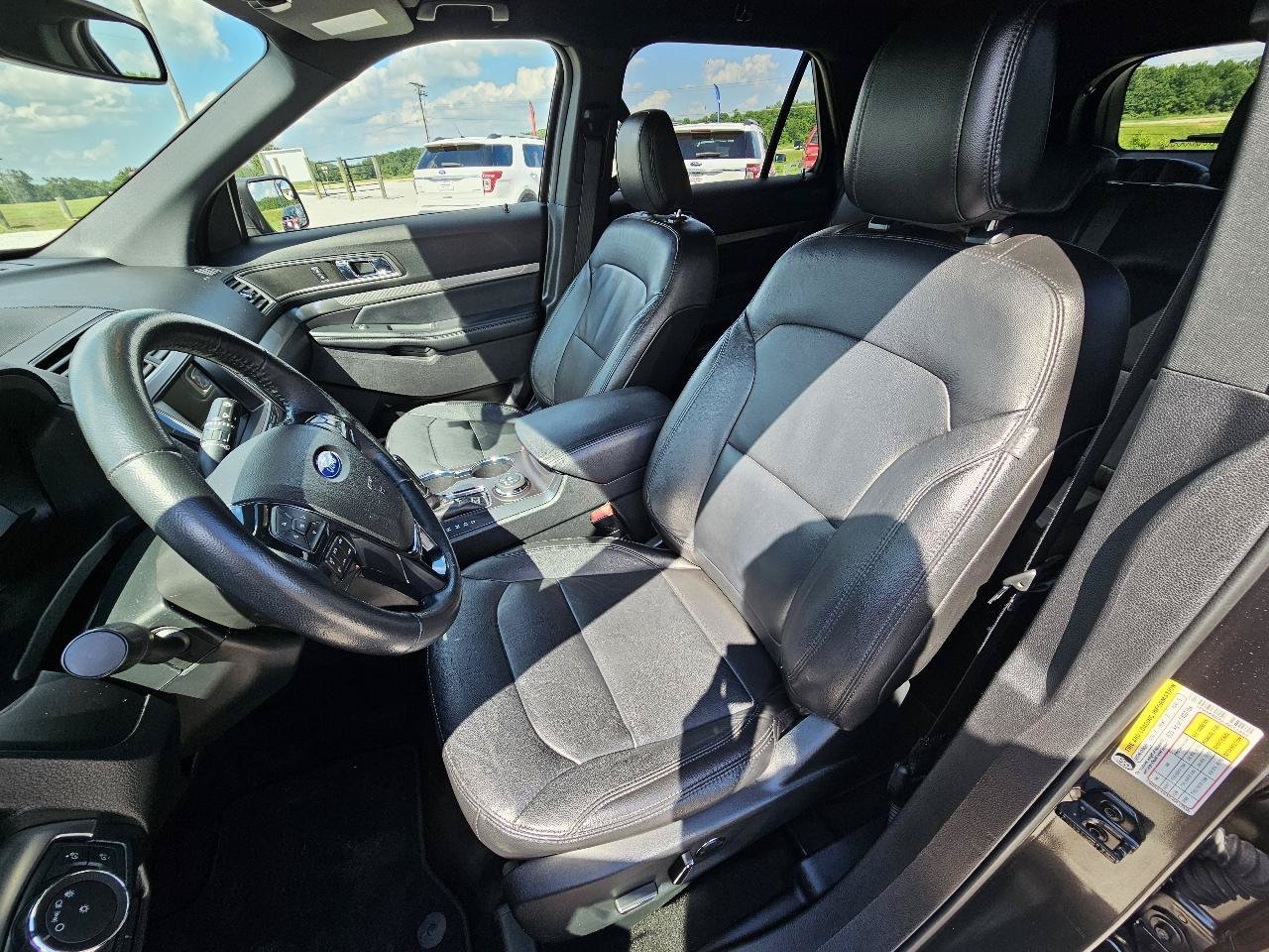 Used 2018 Ford Explorer XLT w/ Equipment Group 202A AWD/4WD image 16