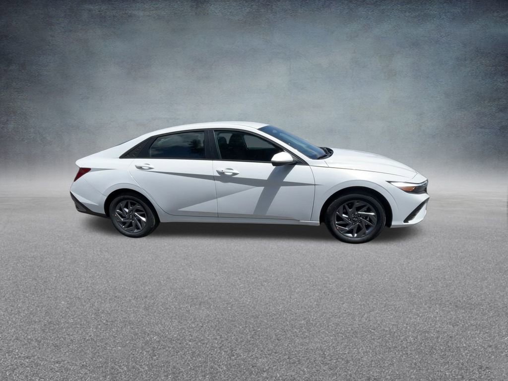 Used 2025 Hyundai Elantra Blue image 27