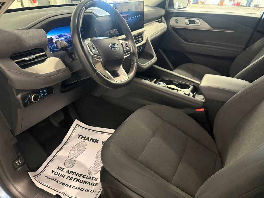 Used 2025 Ford Explorer Active AWD/4WD image 21
