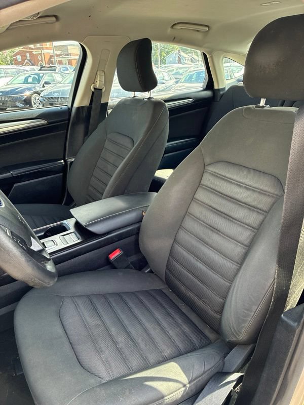 Used 2018 Ford Fusion SE w/ Fusion SE Technology Package FWD image 9