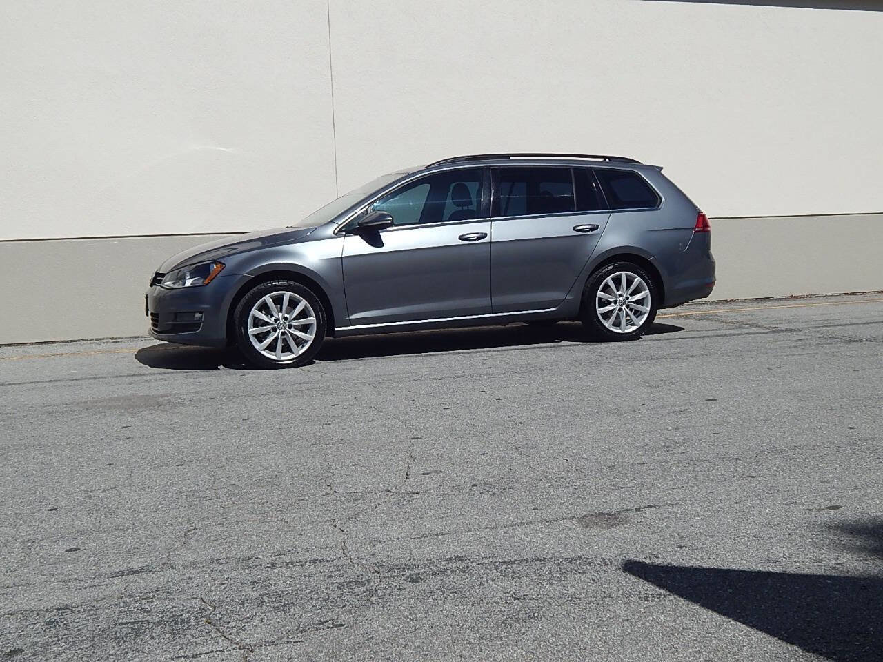 Used 2017 Volkswagen Golf SE FWD image 6