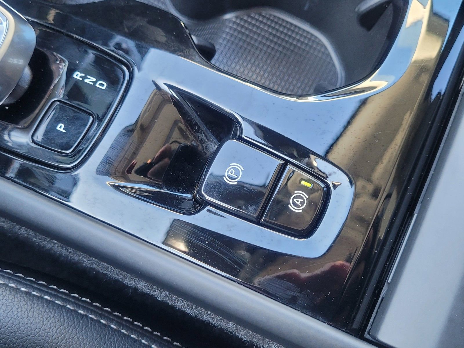 Certified 2025 Volvo XC40 B5 Plus AWD/4WD image 27