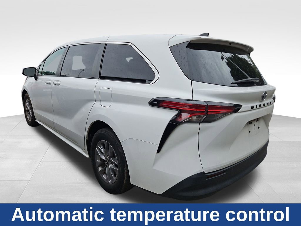 Used 2022 Toyota Sienna LE FWD image 4