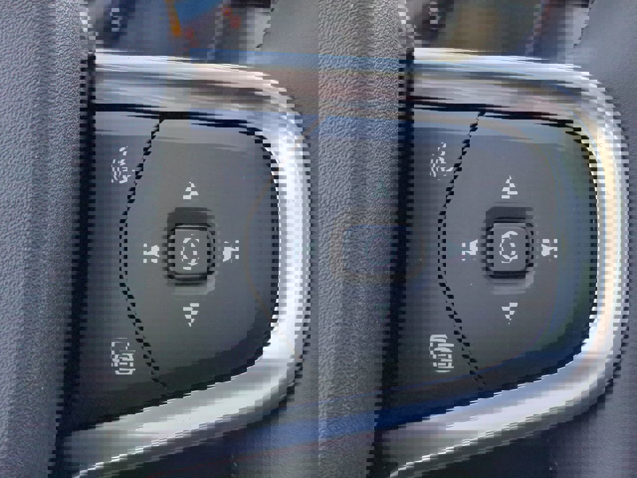 New 2025 Volvo XC40 B5 Core w/ Protection Package Premier image 25