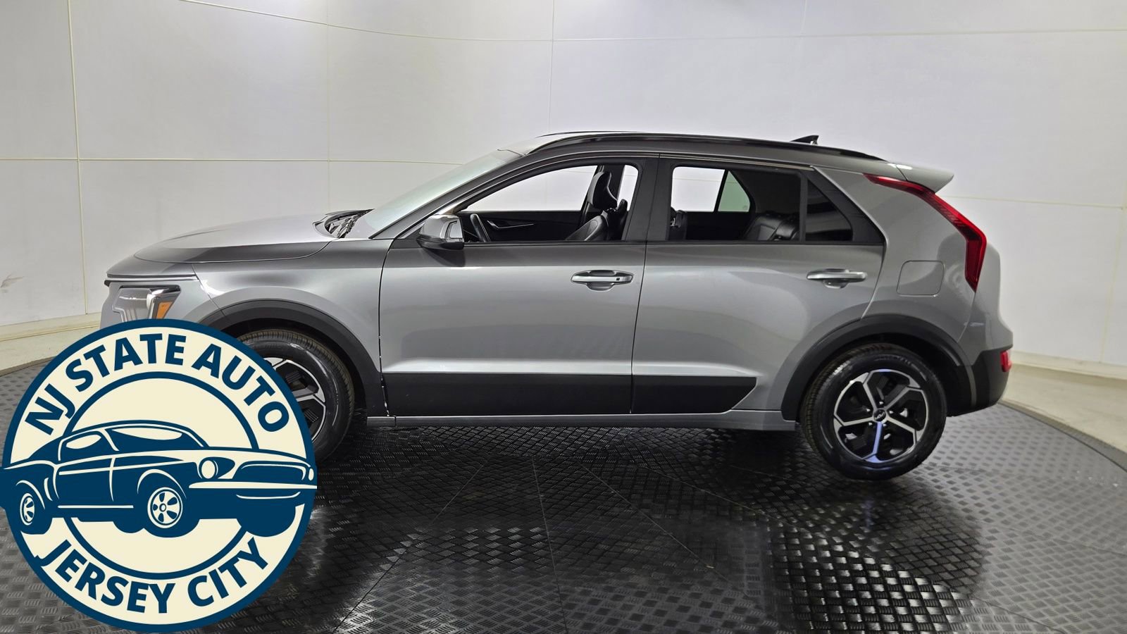 Used 2023 Kia Niro EX FWD image 4