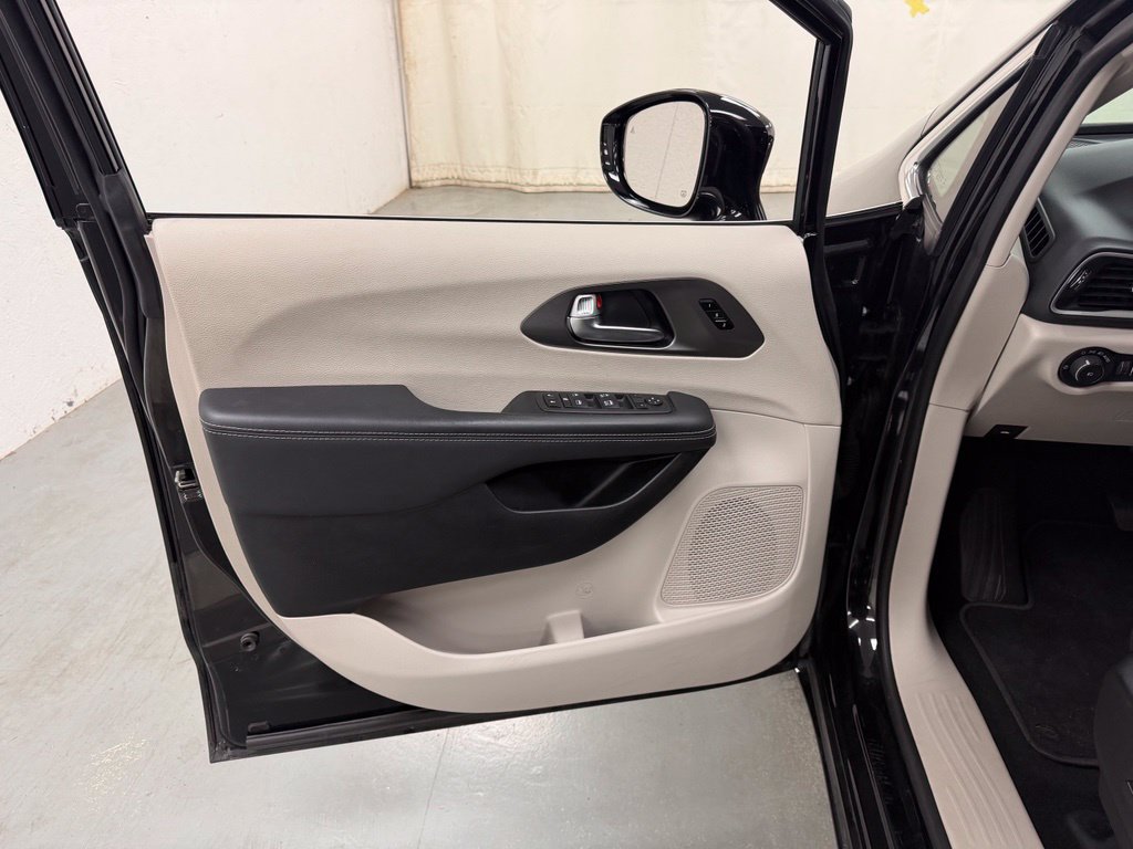 Used 2024 Chrysler Pacifica Touring-L FWD image 18