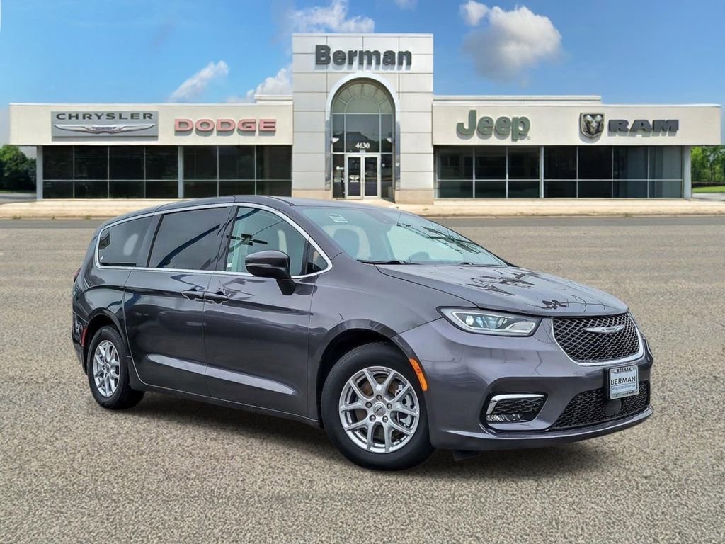 Used 2023 Chrysler Pacifica Touring-L image 1