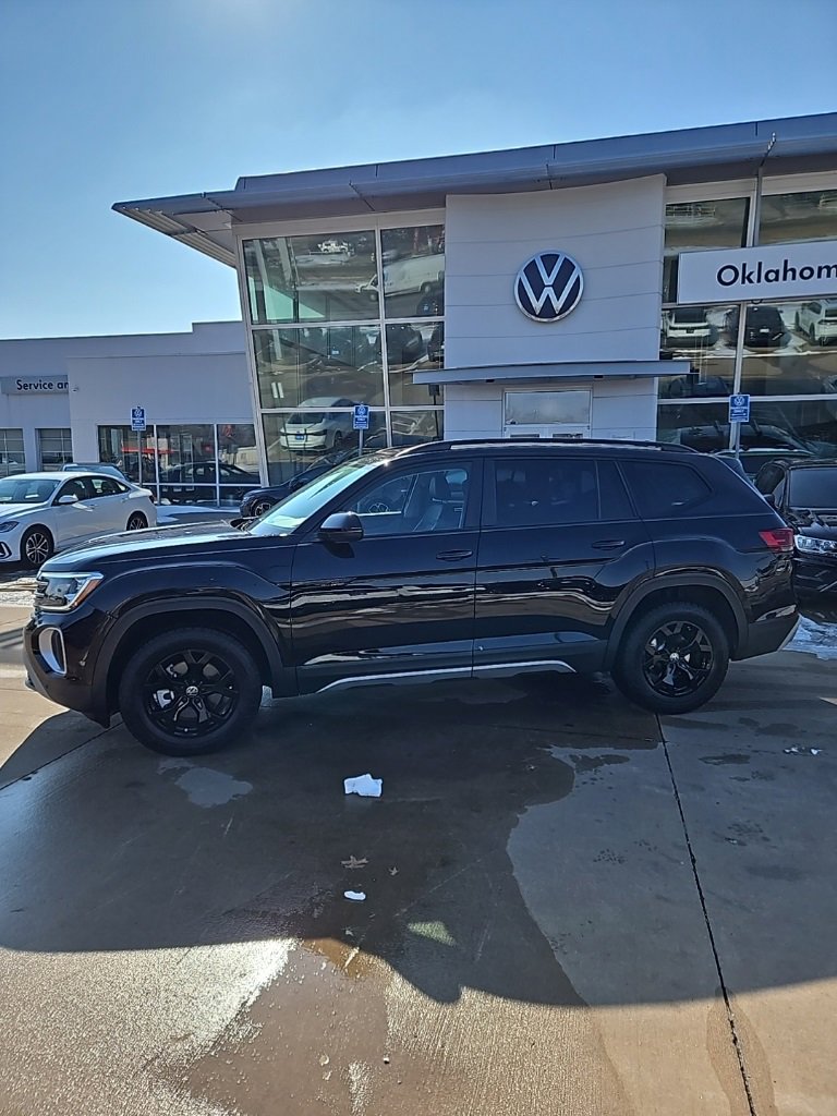Used 2025 Volkswagen Atlas Peak Edition SE image 8