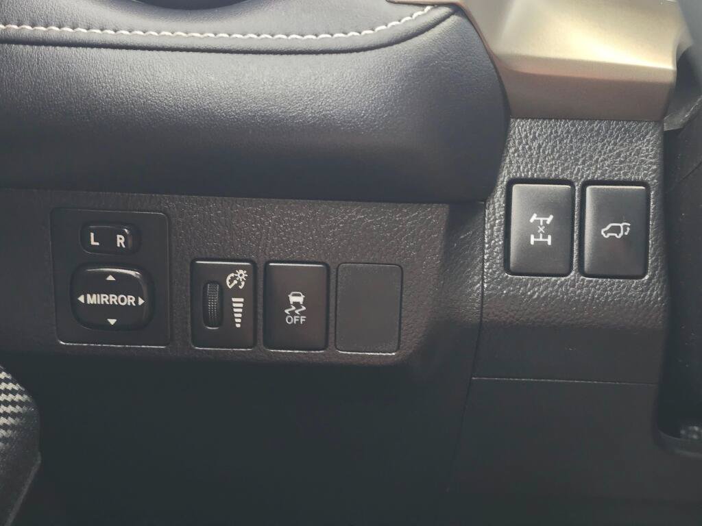 Used 2015 Toyota RAV4 Limited AWD/4WD image 25