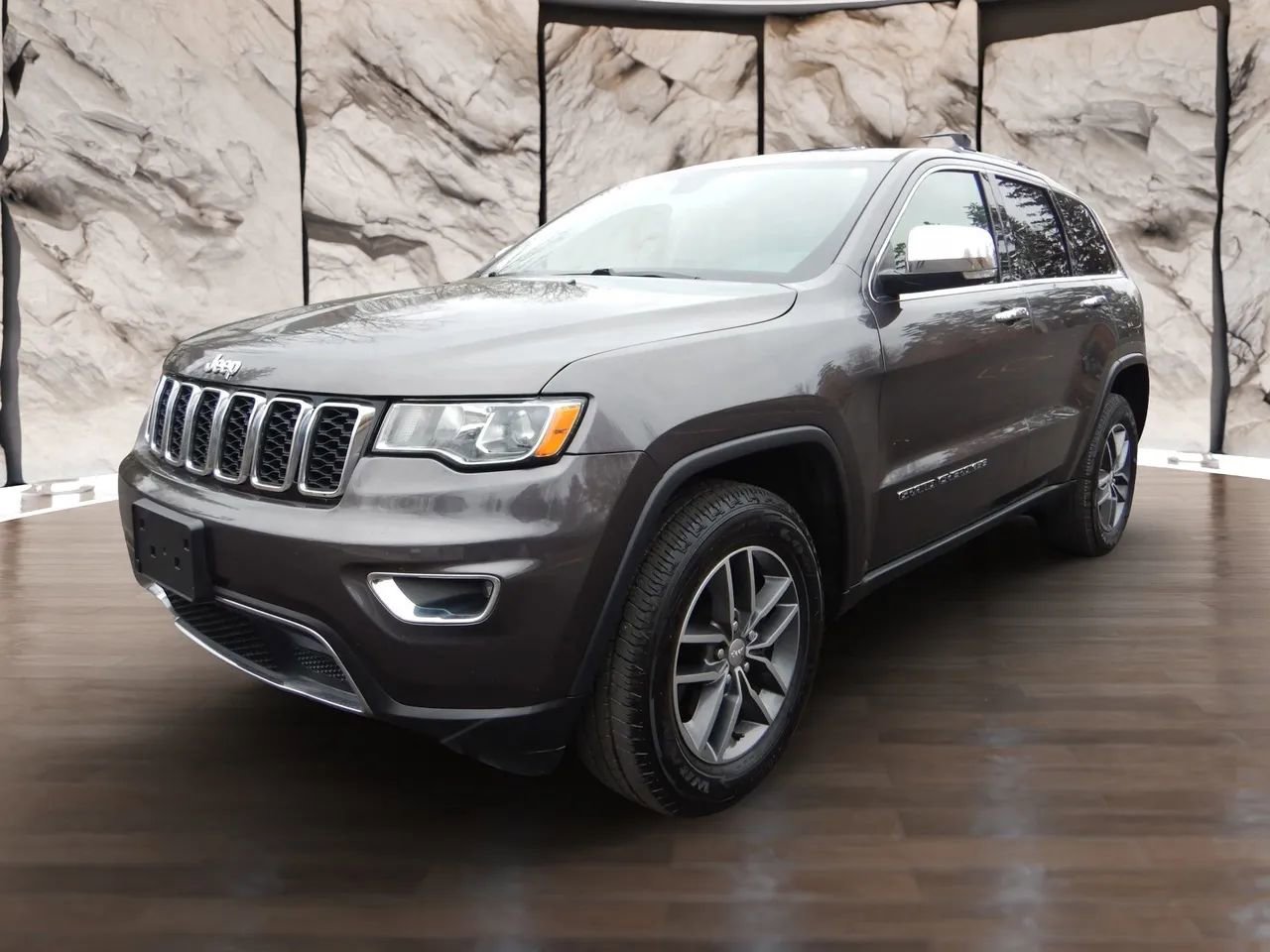 Used 2017 Jeep Grand Cherokee Limited AWD/4WD image 1
