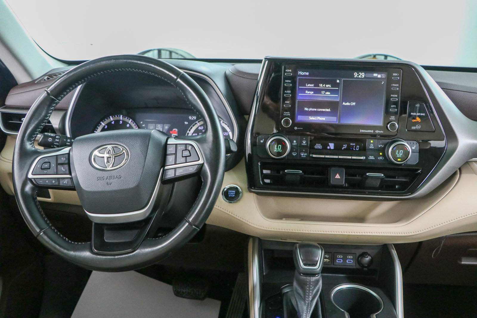 Used 2022 Toyota Highlander XLE FWD image 17