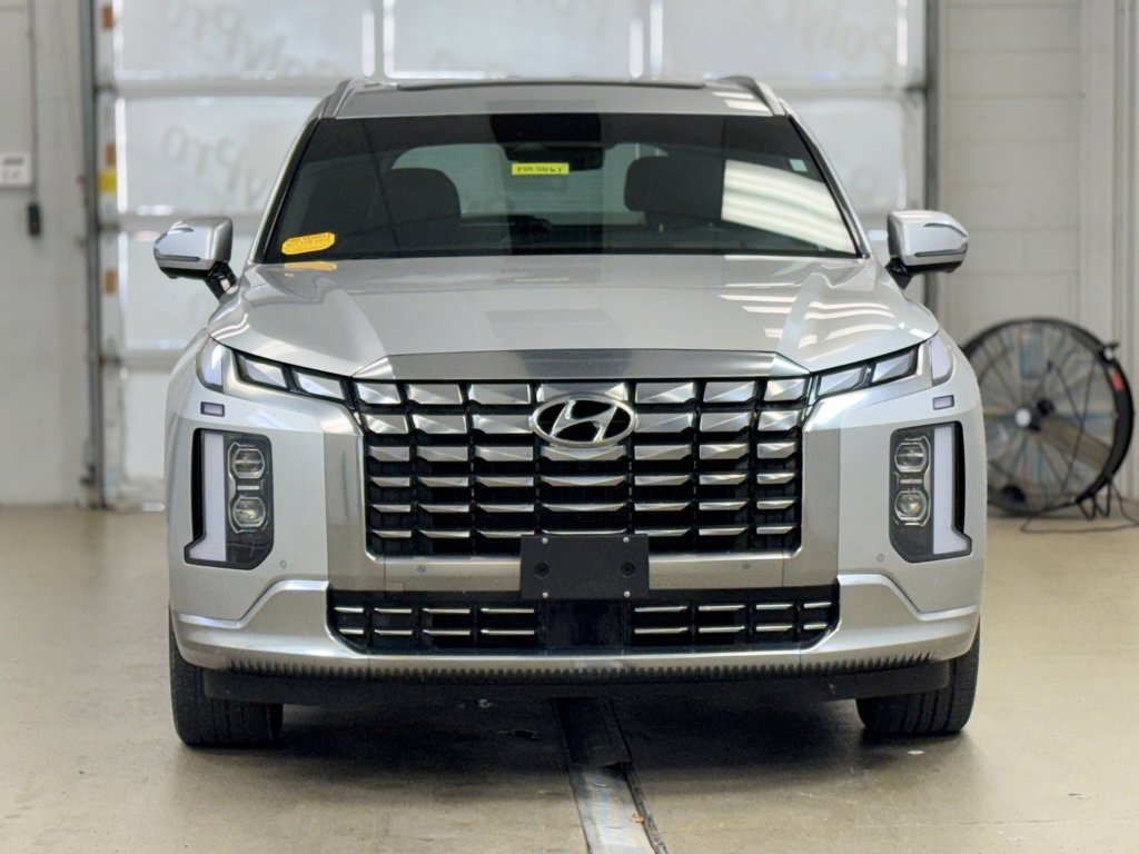 Used 2023 Hyundai Palisade Calligraphy image 2