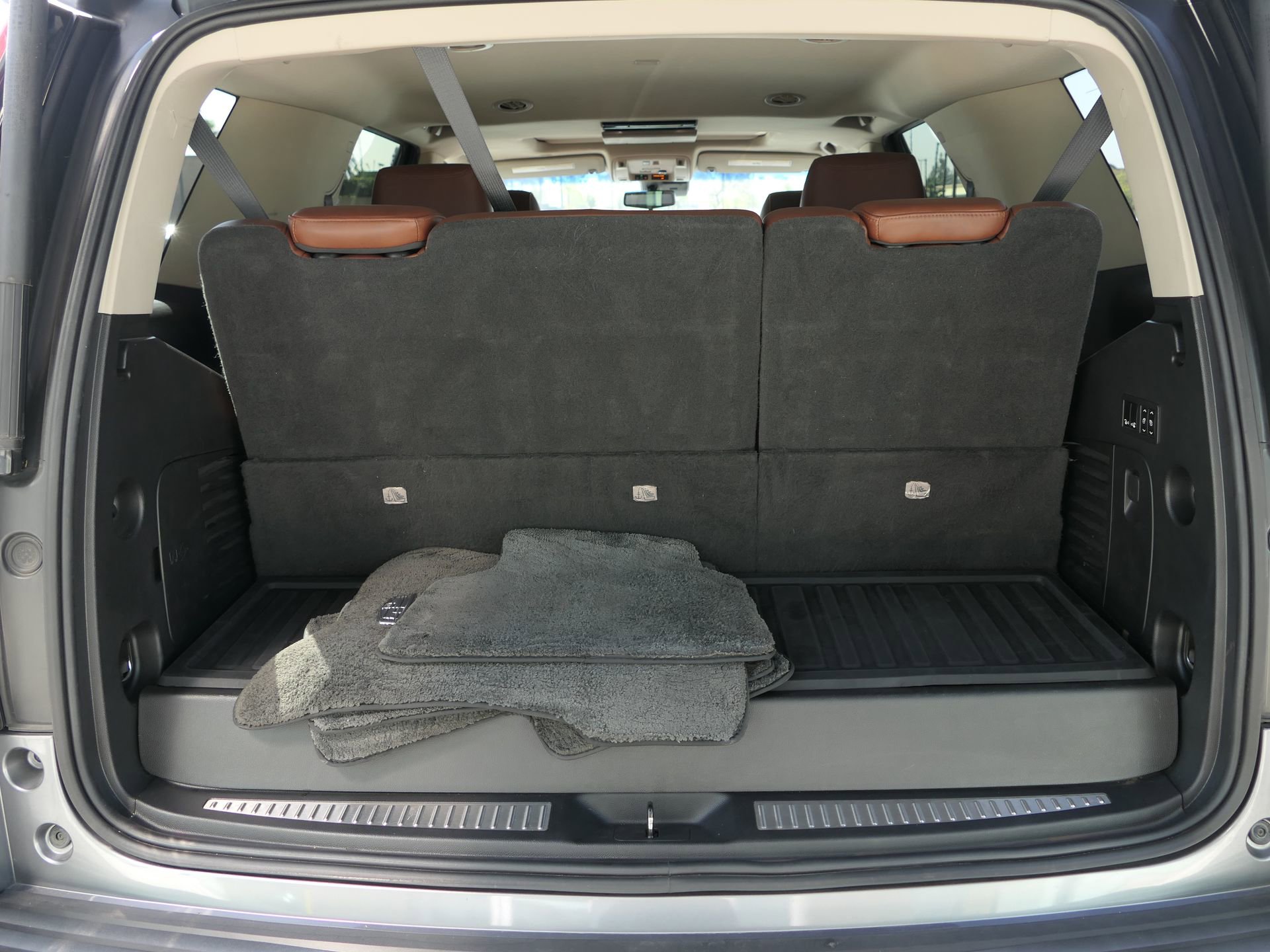 Used 2019 Cadillac Escalade Premium Luxury w/ Escalade Sport Edition image 21