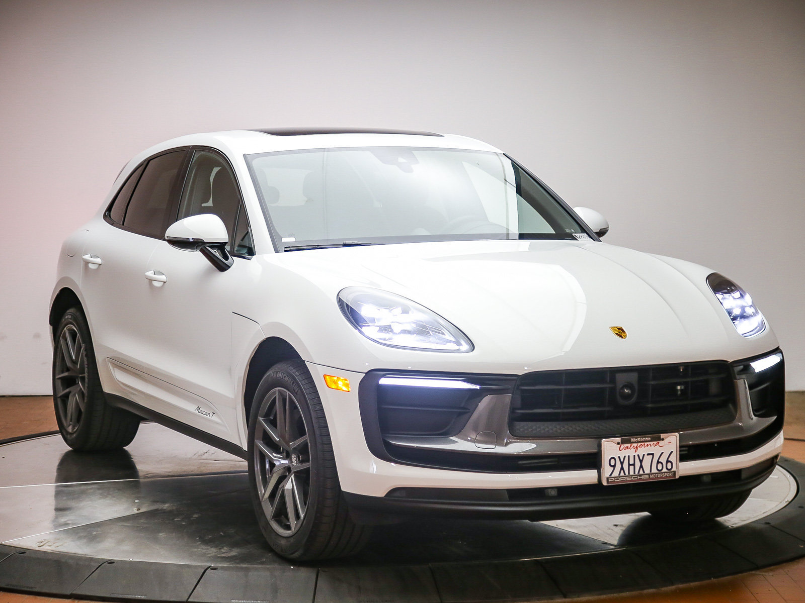 Certified 2026 Porsche Macan Turbo AWD/4WD image 4