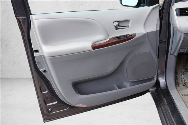 Used 2012 Toyota Sienna XLE FWD image 12