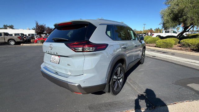Used 2025 Nissan Rogue SL FWD image 4