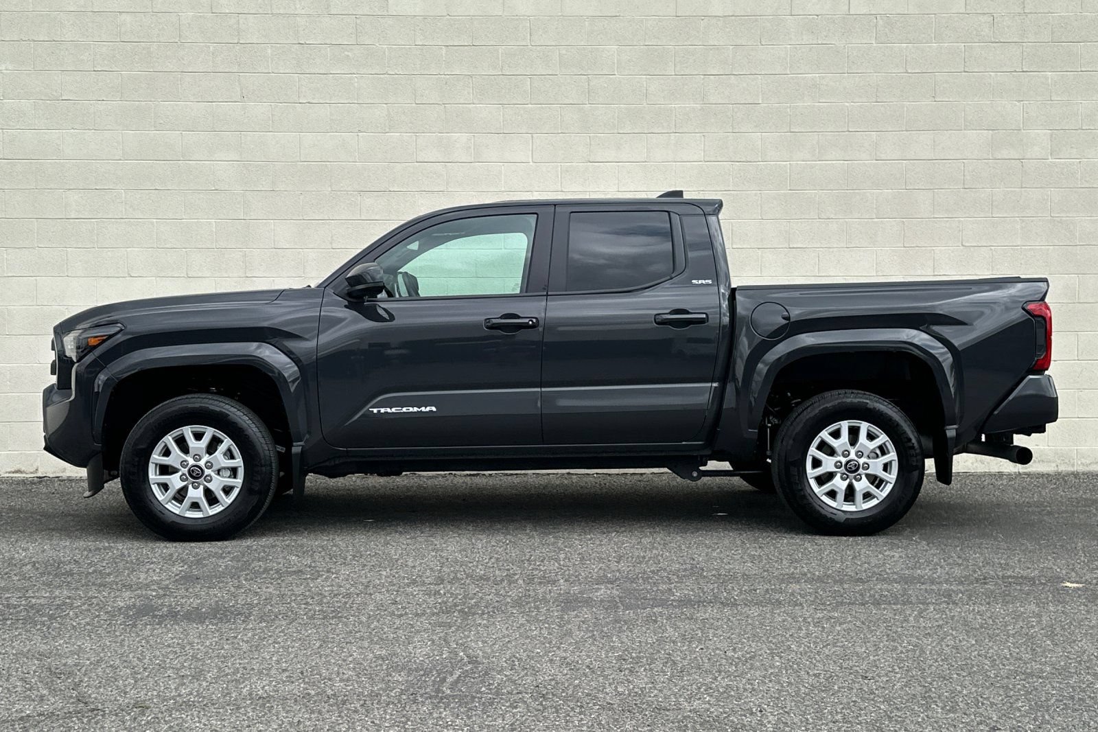 Used 2025 Toyota Tacoma SR5 AWD/4WD image 7