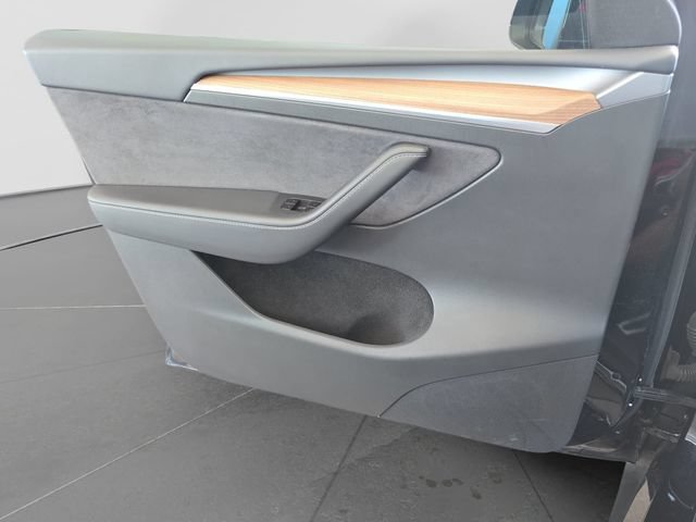 Used 2025 Tesla Model Y Long Range AWD/4WD image 24