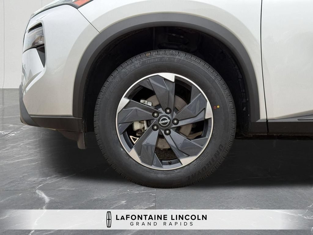 Used 2025 Nissan Rogue SV AWD/4WD image 32