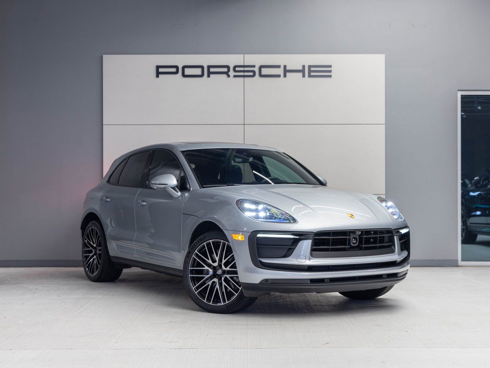 Certified 2025 Porsche Macan image 9
