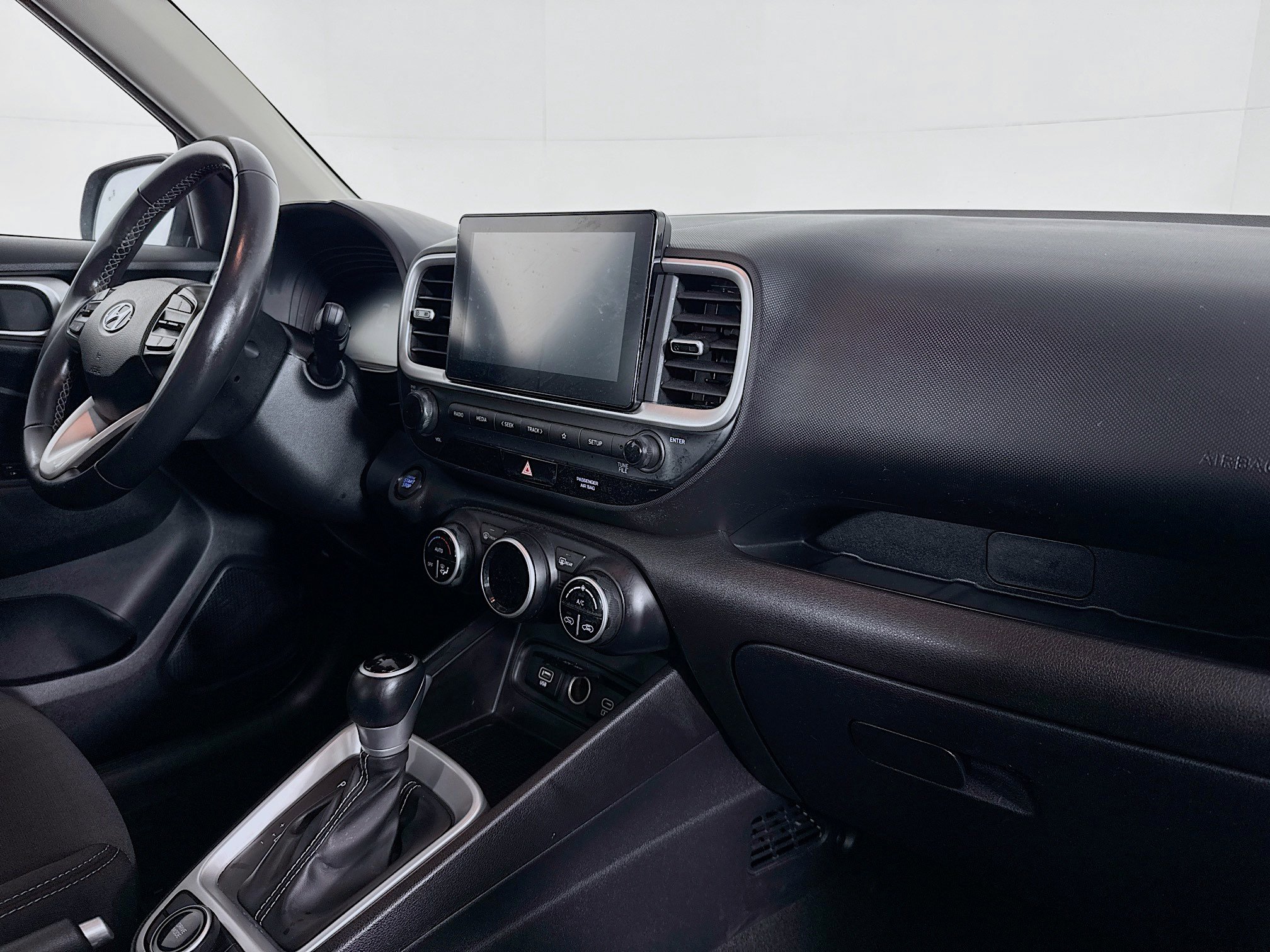 Used 2024 Hyundai Venue SEL image 29