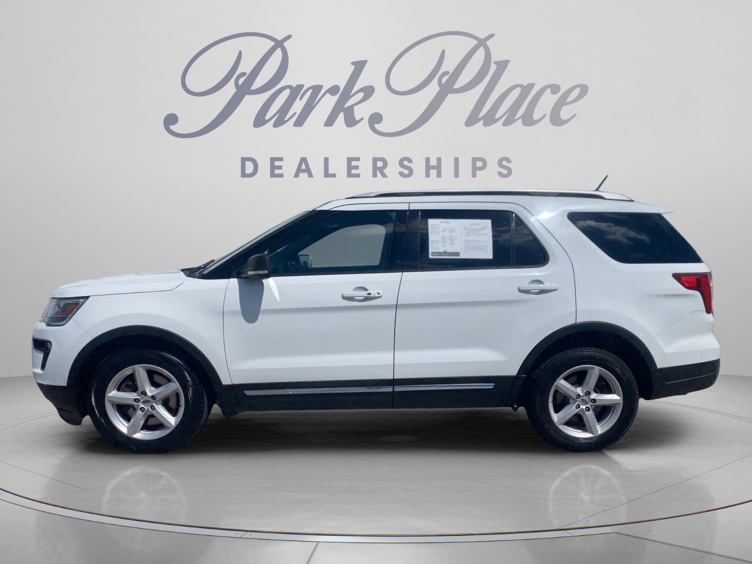 Used 2019 Ford Explorer XLT w/ Equipment Group 201A FWD image 2