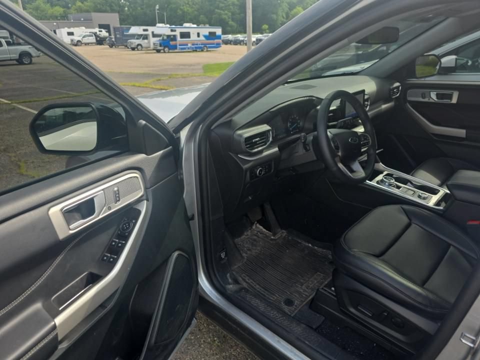 Used 2024 Ford Explorer XLT w/ Equipment Group 202A AWD/4WD image 7