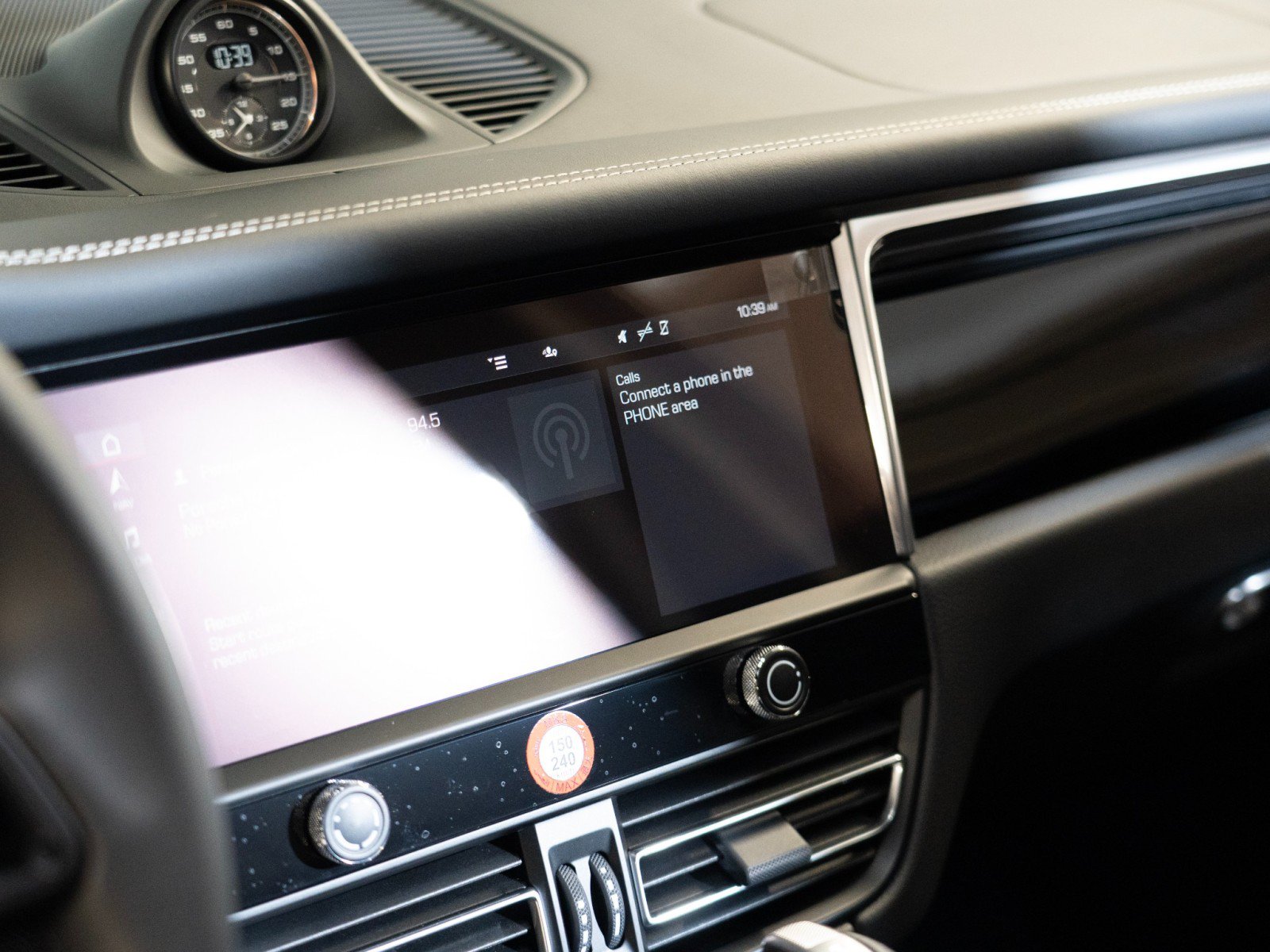Certified 2025 Porsche Macan Turbo AWD/4WD image 21