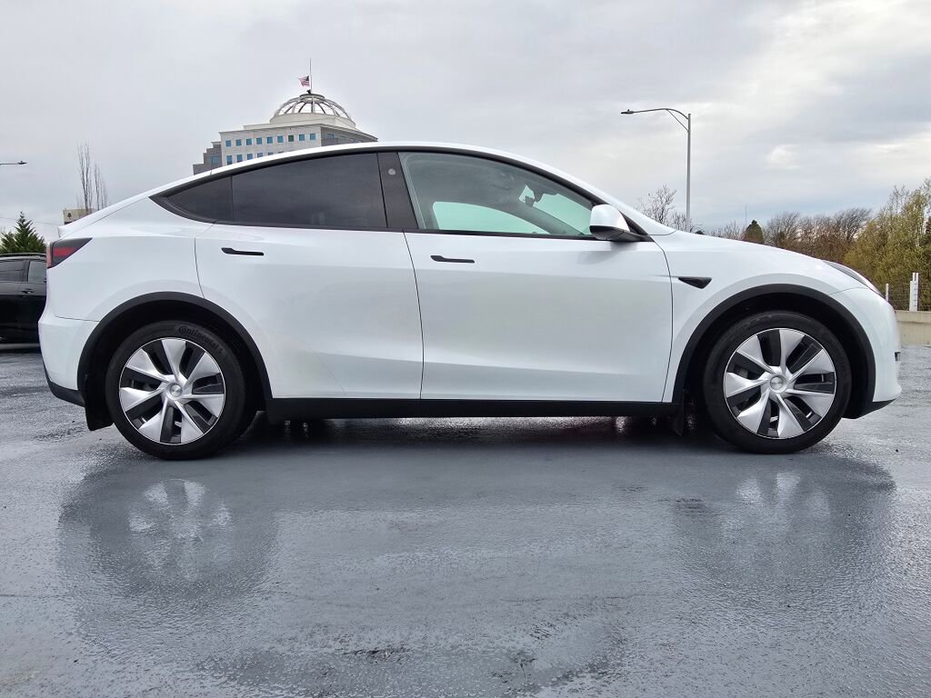 Used 2024 Tesla Model Y Long Range AWD/4WD image 2