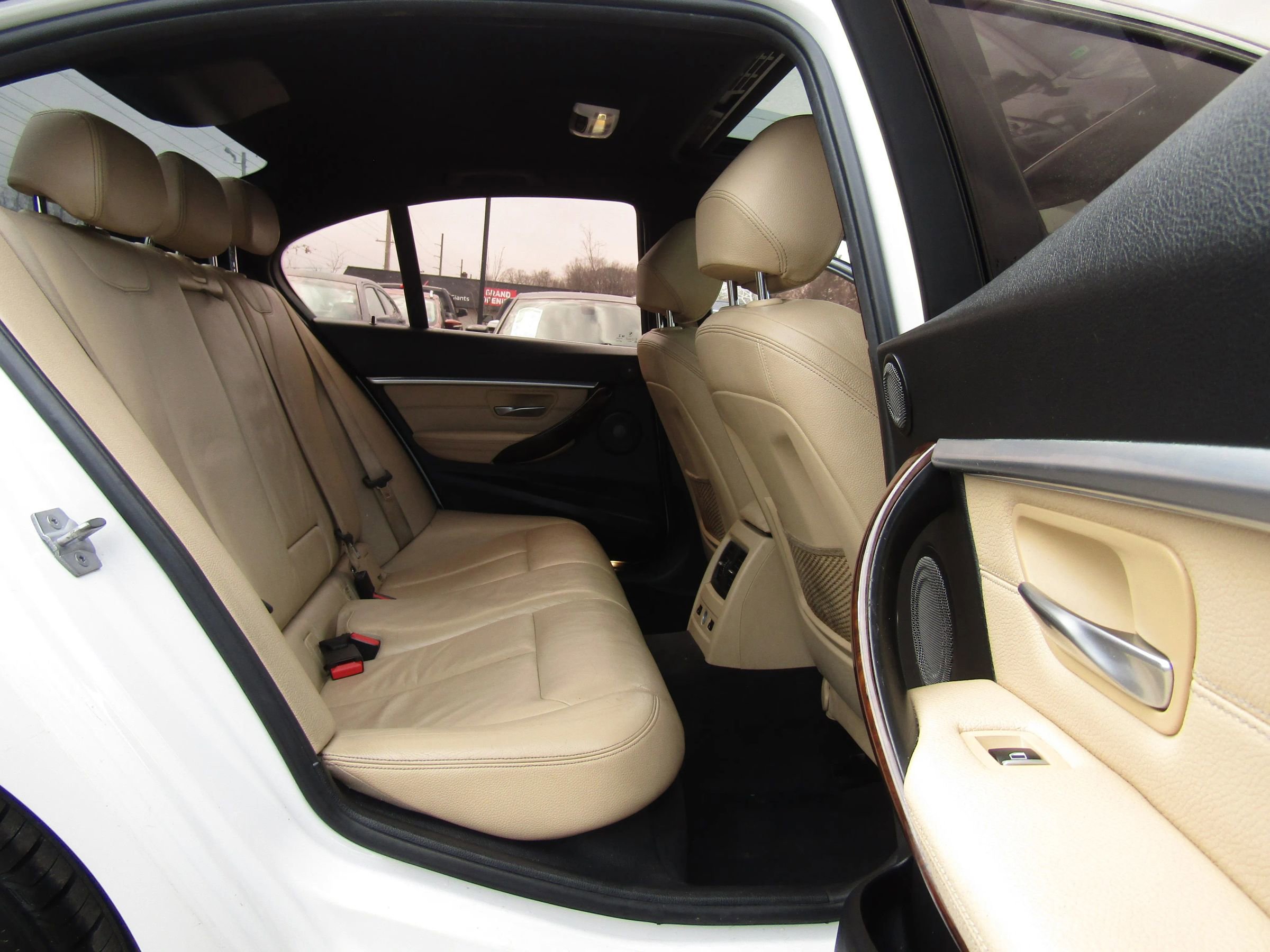 Used 2018 BMW 330i xDrive Sedan w/ Premium Package image 13