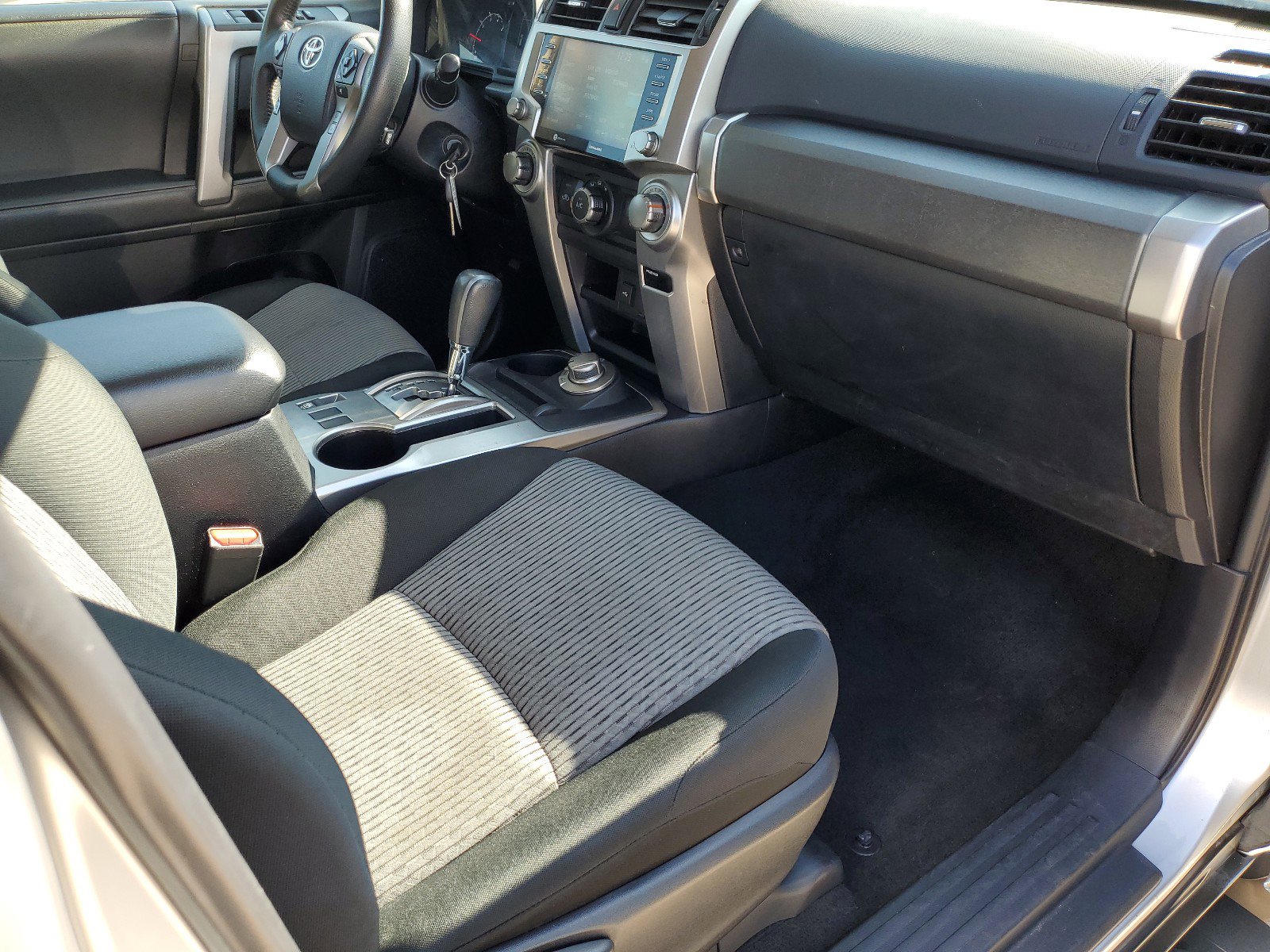 Used 2020 Toyota 4Runner SR5 AWD/4WD image 9