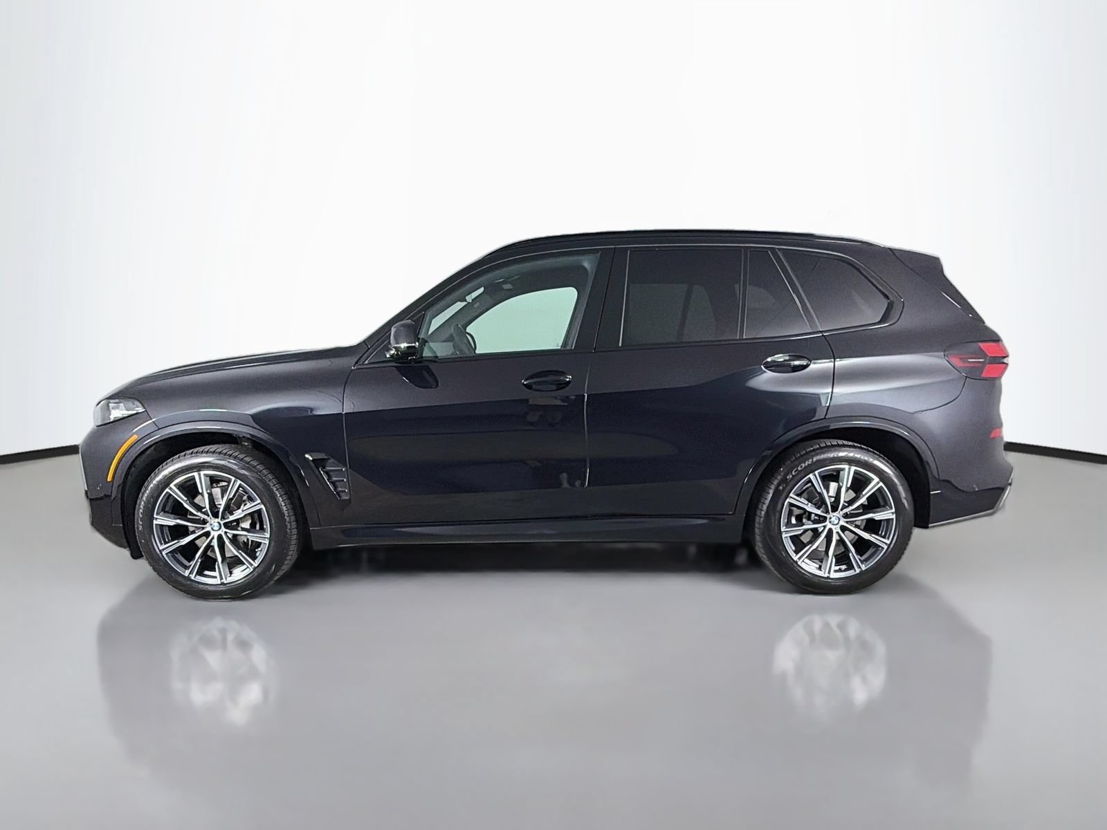 Certified 2024 BMW X5 xDrive40i w/ M Sport Package AWD/4WD image 4