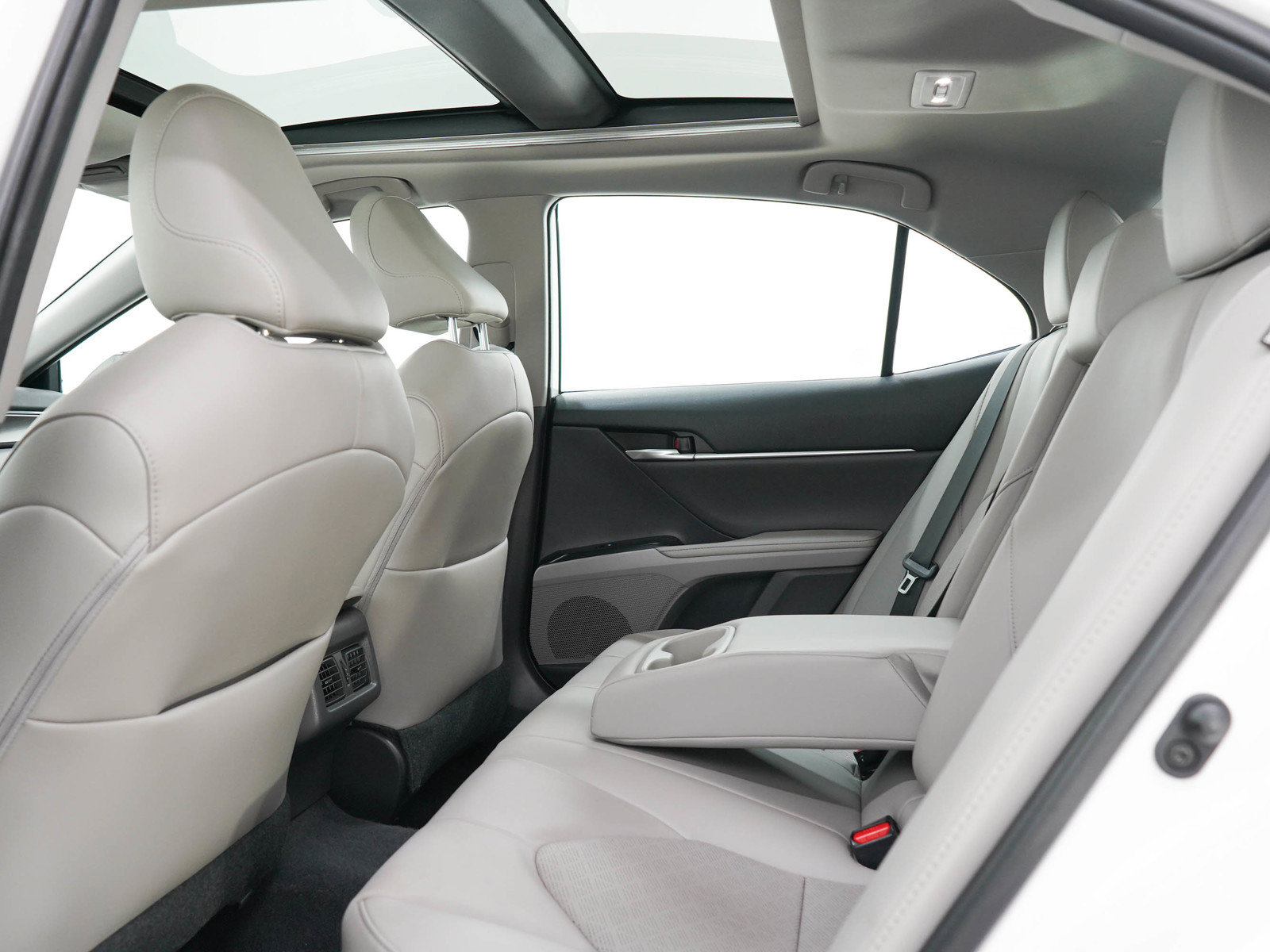Used 2020 Toyota Camry XSE w/ Blackout Package FWD image 13
