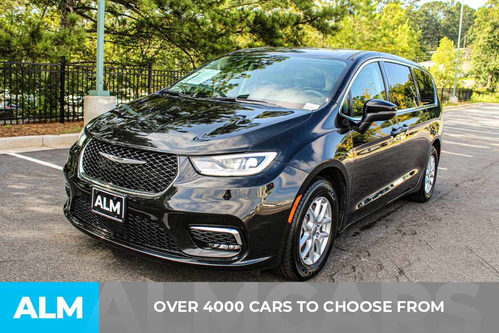Used 2023 Chrysler Pacifica Touring-L FWD image 2