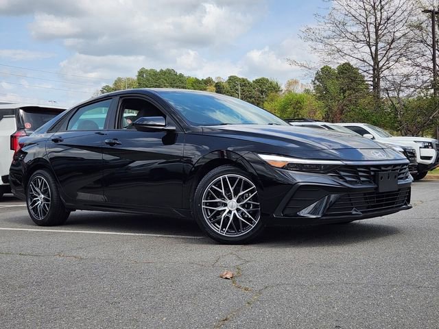Used 2025 Hyundai Elantra Sport image 8