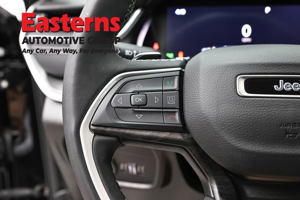 Used 2023 Jeep Grand Cherokee Limited w/ Black Appearance Package AWD/4WD image 15